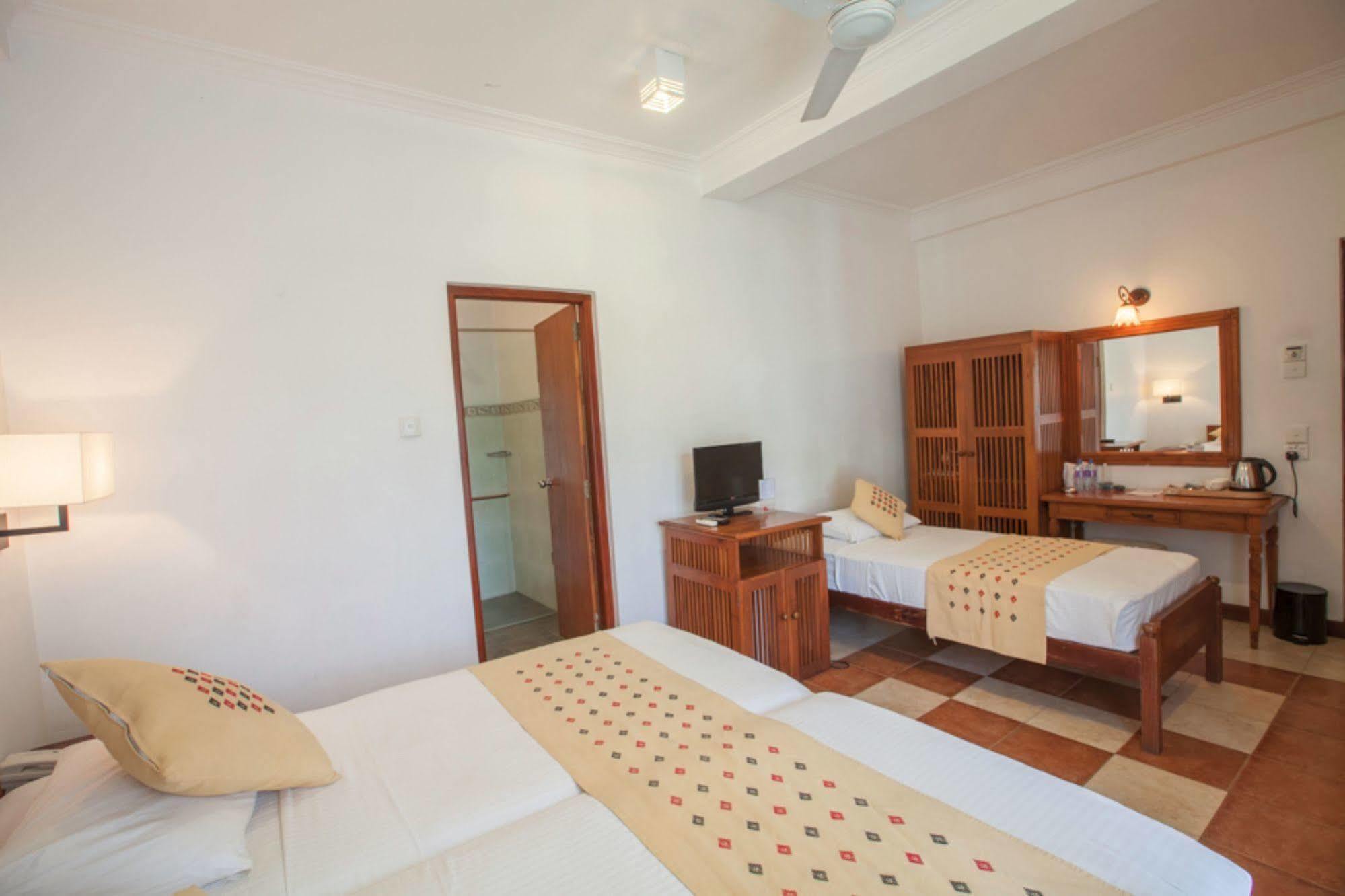 Senani Hotel Kandy Bagian luar foto